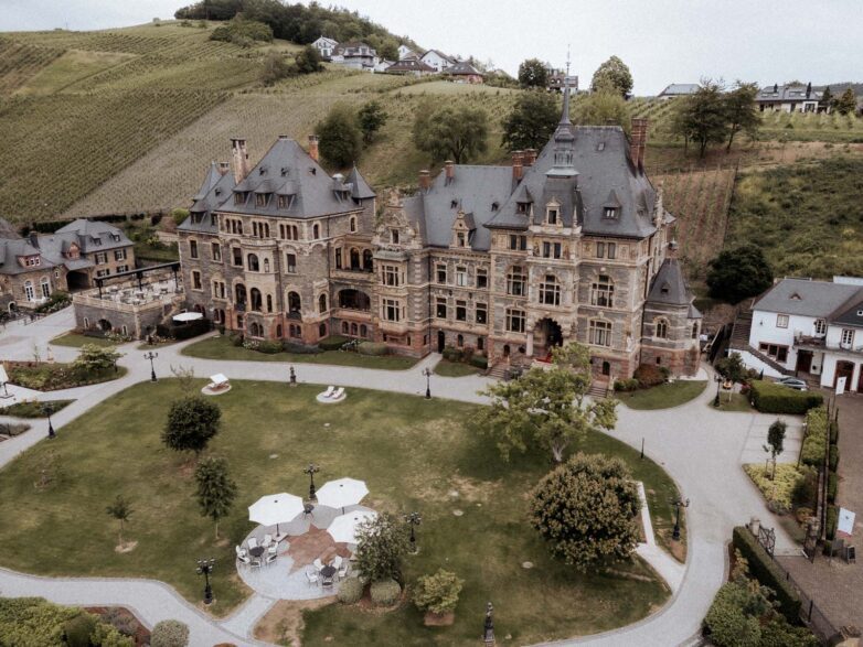 Hochzeitsplanung auf Schloss Lieser: Eine elegante Sommerhochzeit an der Mosel